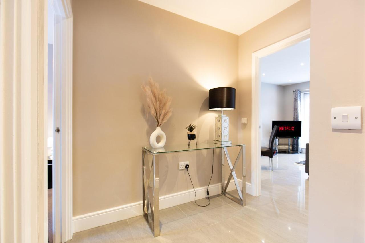 Velvet 2-bedroom Apartment, Conduit Lane, *